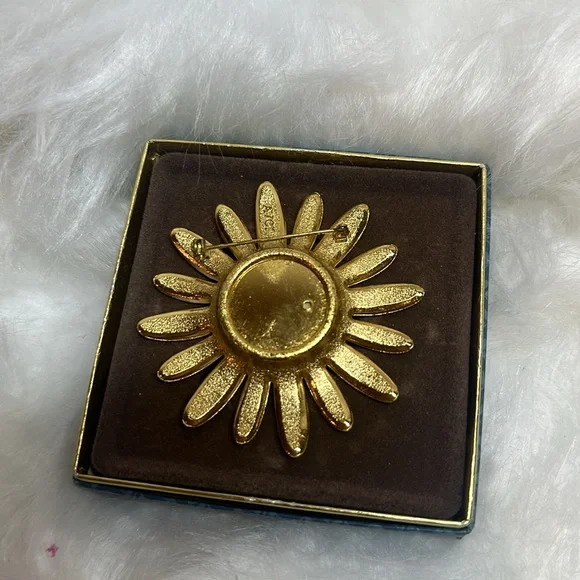 NIB Avon Full Pristine Solid Perfume Glace Daisy Pin Brooch - Picture 3 of 4